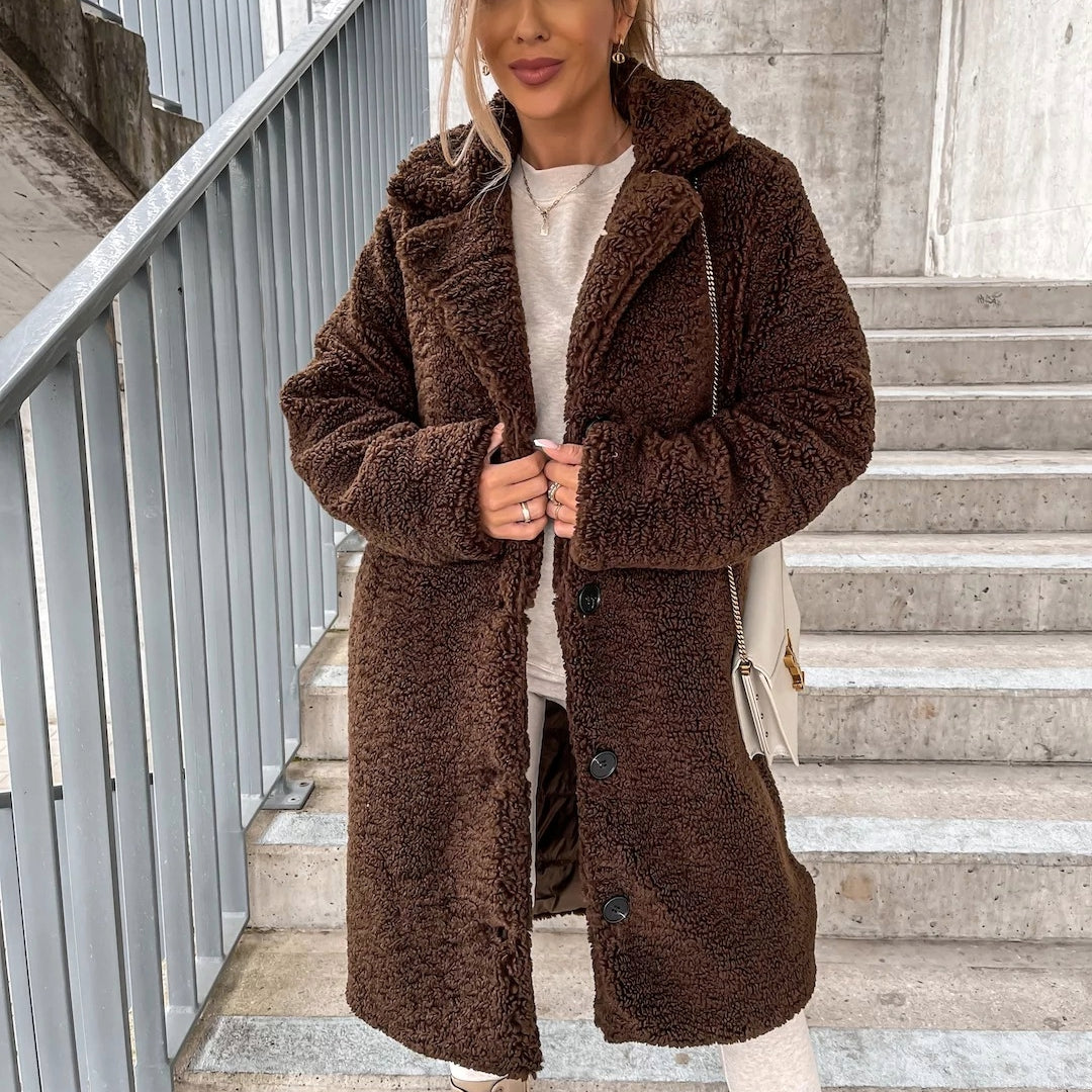 "Elegante teddybeer winterjas voor dames, warme zachte stof, grote kraag, trendy knopen, veelzijdig en modieus."