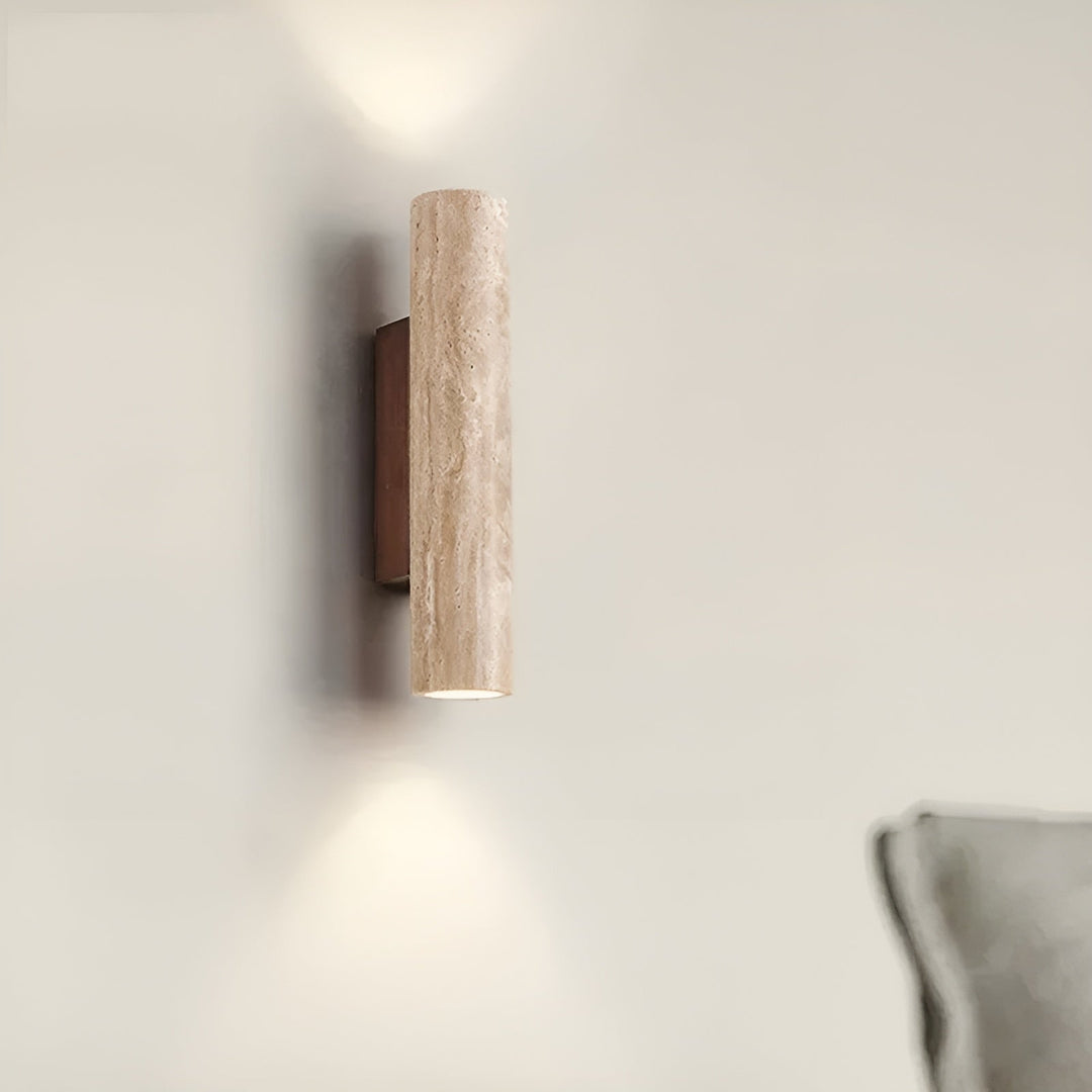 "Elegante travertin wandlamp met warme LED-verlichting, ideaal voor sfeervolle ruimtes. Maatopties: 28 cm en 32 cm."