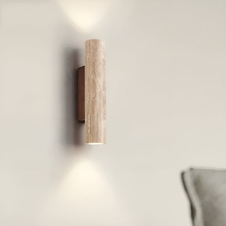 "Elegante travertin wandlamp met warme LED-verlichting, ideaal voor sfeervolle ruimtes. Maatopties: 28 cm en 32 cm."