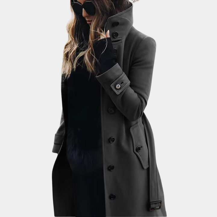 Elegante trenchcoat voor dames met hoge kraag, knoopsluiting en tijdloos design, perfect voor herfst- en wintermode.
