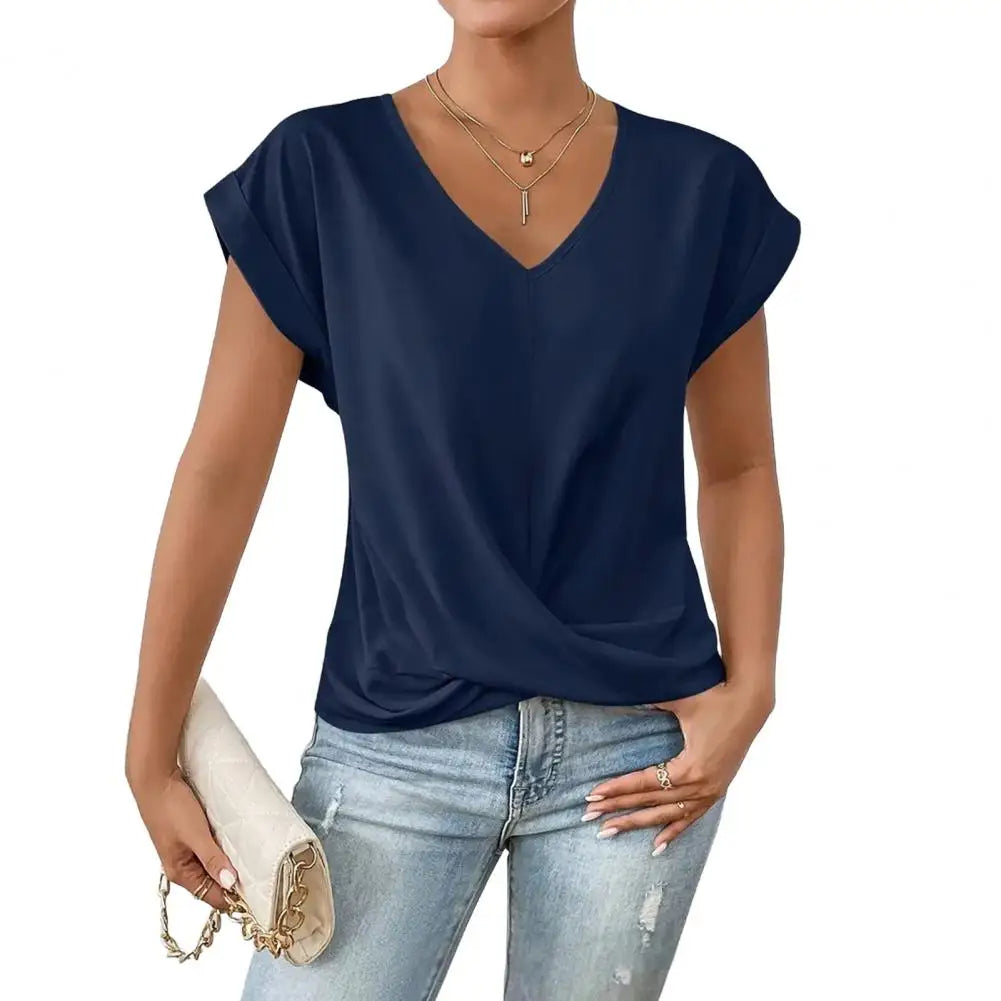 Elegante V-hals blouse met asymmetrisch design, luchtige stof, subtiele plooien, ideaal voor zomerse dagen.