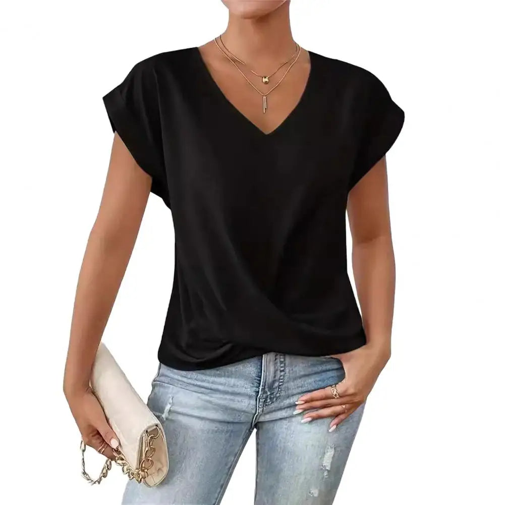Elegante V-hals blouse met asymmetrisch design, luchtige stof, subtiele plooien, ideaal voor zomerse dagen.