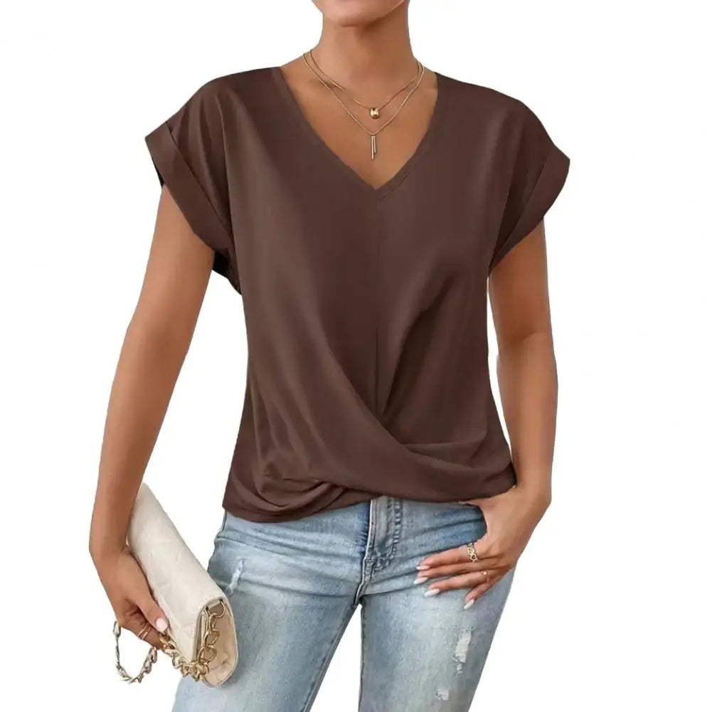 Elegante V-hals blouse met asymmetrisch design, luchtige stof, subtiele plooien, ideaal voor zomerse dagen.