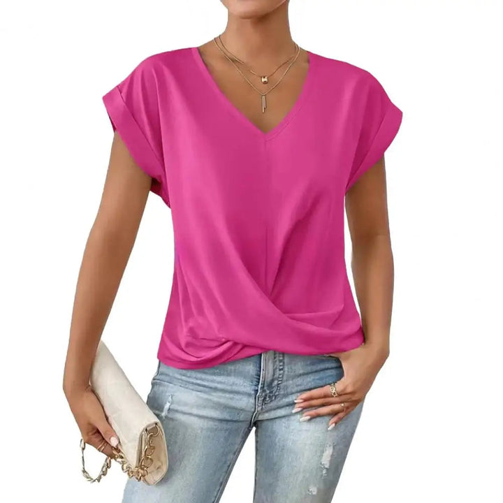 Elegante V-hals blouse met asymmetrisch design, luchtige stof, subtiele plooien, ideaal voor zomerse dagen.