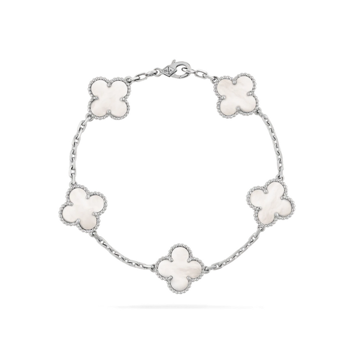 Elegante, verstelbare armband van hoogwaardig metaal met glanzende afwerking; tijdloos ontwerp geschikt voor elke gelegenheid