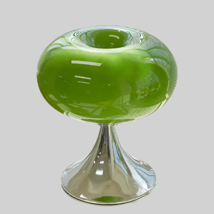 "Elegante vintage tafellamp in Bauhaus-stijl met apple-vormig glazen ontwerp en gepolijste afwerking voor sfeerverlichting."