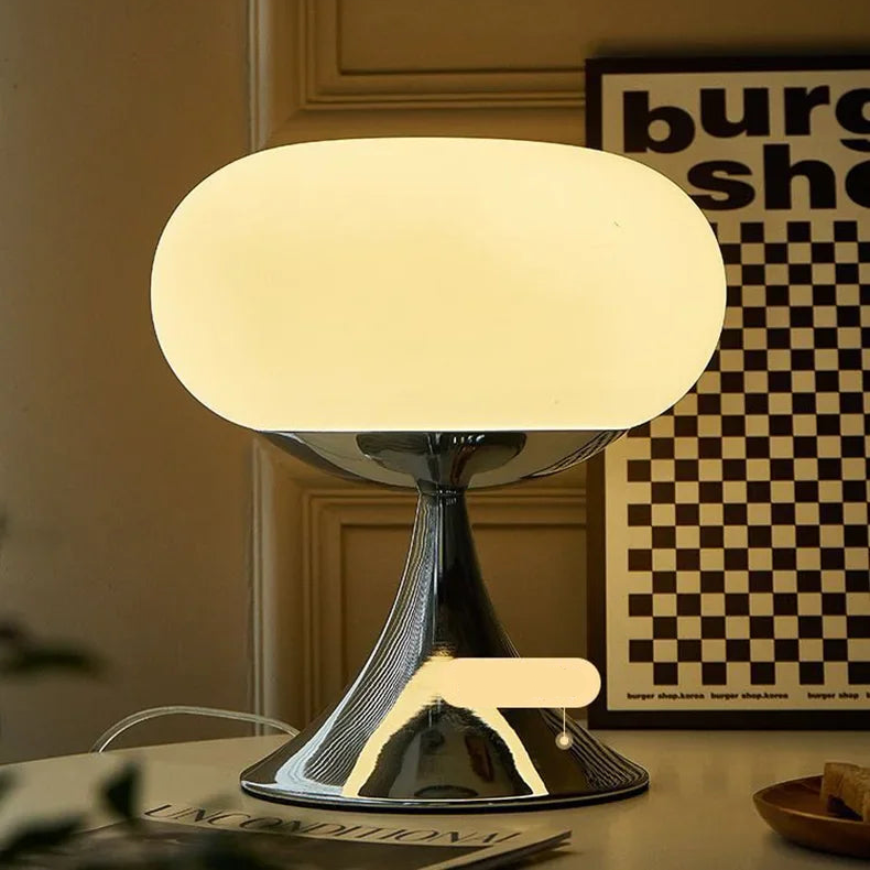 "Elegante vintage tafellamp in Bauhaus-stijl met apple-vormig glazen ontwerp en gepolijste afwerking voor sfeerverlichting."