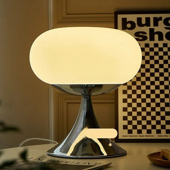 "Elegante vintage tafellamp in Bauhaus-stijl met apple-vormig glazen ontwerp en gepolijste afwerking voor sfeerverlichting."