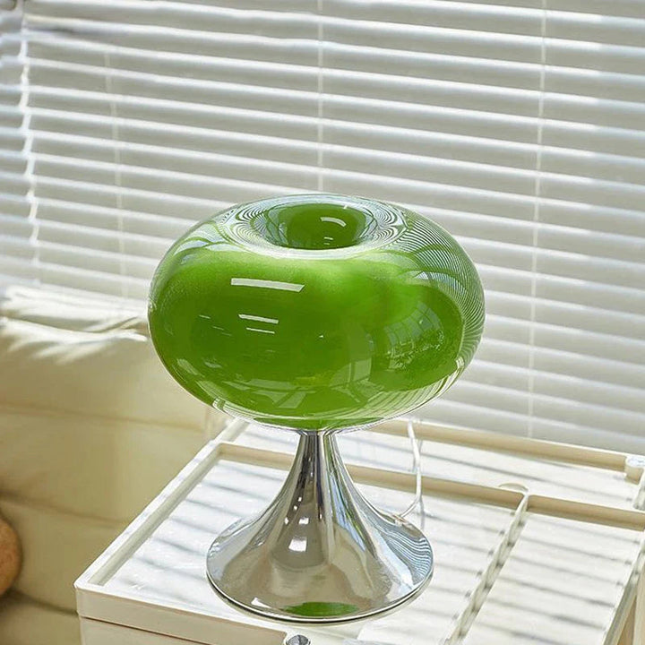 "Elegante vintage tafellamp in Bauhaus-stijl met apple-vormig glazen ontwerp en gepolijste afwerking voor sfeerverlichting."