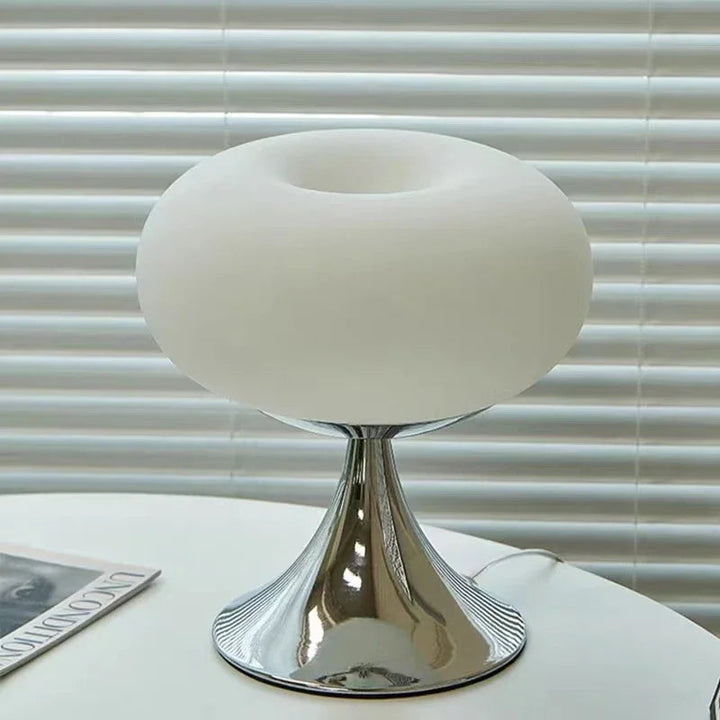 "Elegante vintage tafellamp in Bauhaus-stijl met apple-vormig glazen ontwerp en gepolijste afwerking voor sfeerverlichting."