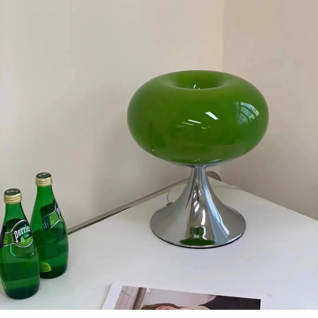 "Elegante vintage tafellamp in Bauhaus-stijl met apple-vormig glazen ontwerp en gepolijste afwerking voor sfeerverlichting."