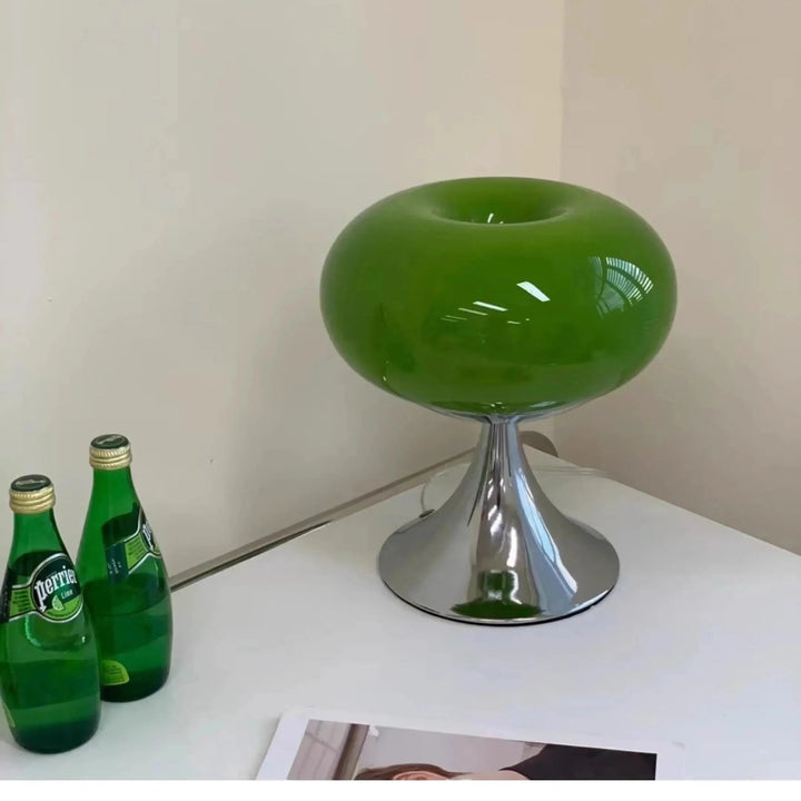 "Elegante vintage tafellamp in Bauhaus-stijl met apple-vormig glazen ontwerp en gepolijste afwerking voor sfeerverlichting."