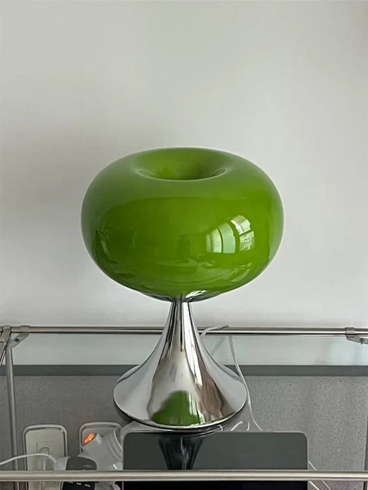 "Elegante vintage tafellamp in Bauhaus-stijl met apple-vormig glazen ontwerp en gepolijste afwerking voor sfeerverlichting."