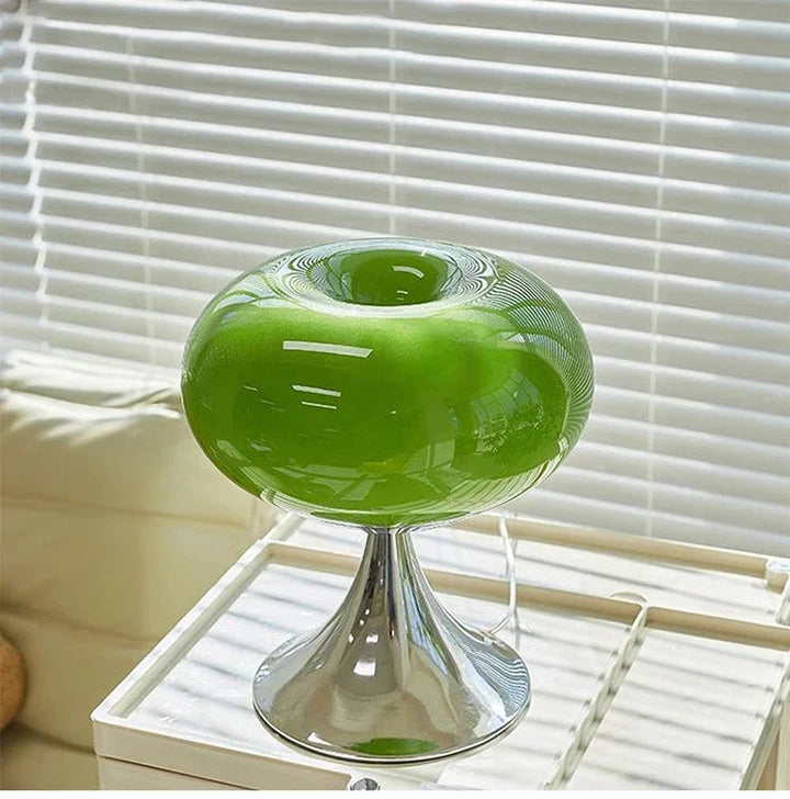 "Elegante vintage tafellamp in Bauhaus-stijl met apple-vormig glazen ontwerp en gepolijste afwerking voor sfeerverlichting."