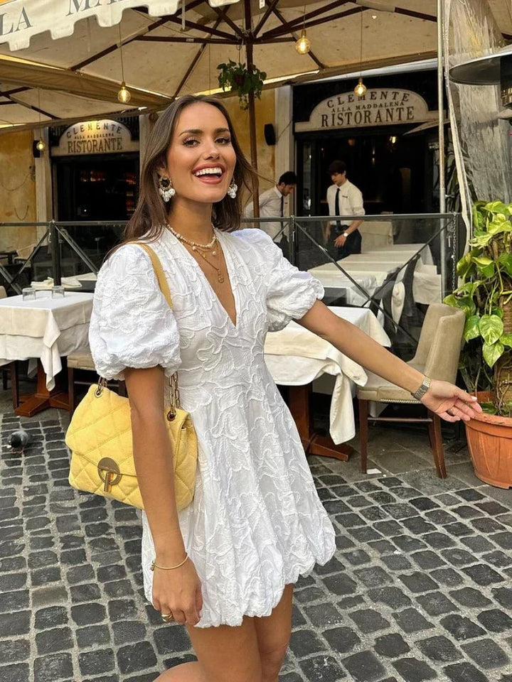"Elegante witte zomerjurk met geborduurde ruches, perfect voor elke gelegenheid en biedt ademend comfort."