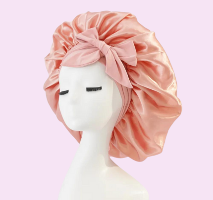 Elegante zijde haarkap in champagne kleur, biedt haarbescherming en voelt zacht aan, perfect voor slaapcomfort.