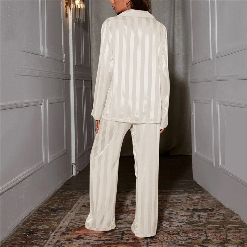 "Elegante zijden pyjama set met streepjespatroon, zijdezachte textuur, comfortabele pasvorm, ideaal voor luxe avonden thuis."