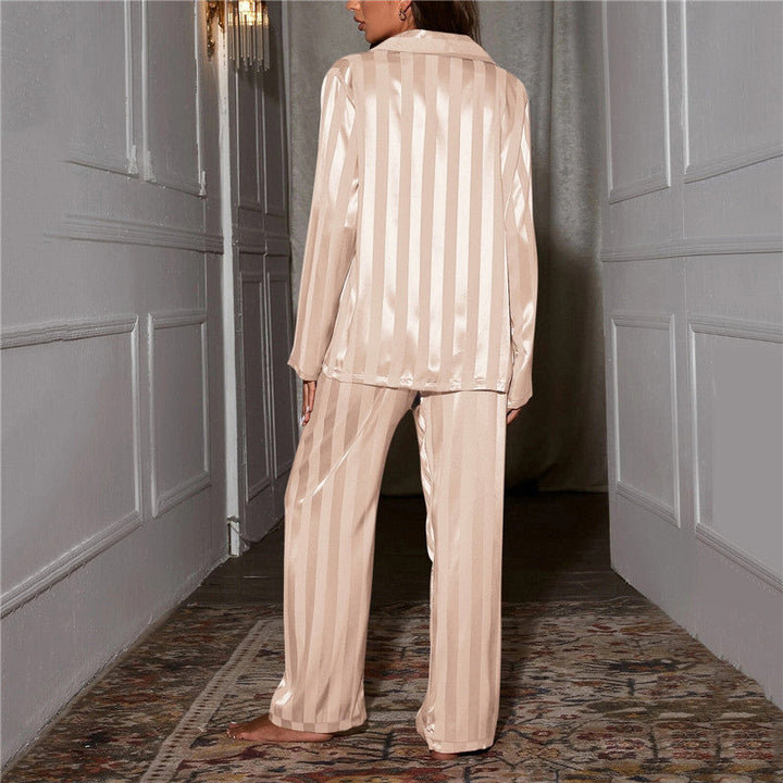 "Elegante zijden pyjama set met streepjespatroon, zijdezachte textuur, comfortabele pasvorm, ideaal voor luxe avonden thuis."