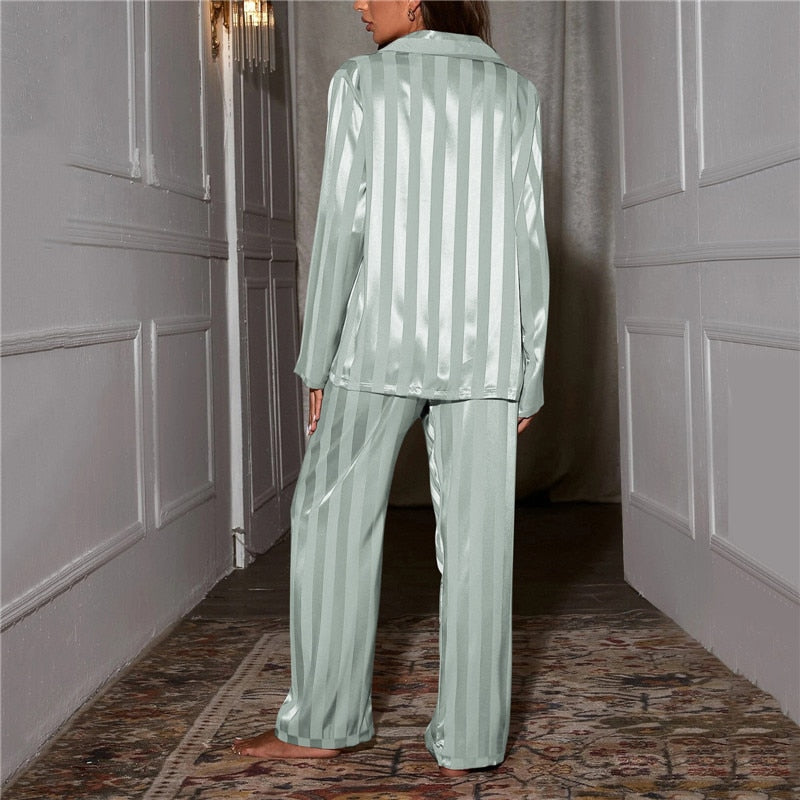 "Elegante zijden pyjama set met streepjespatroon, zijdezachte textuur, comfortabele pasvorm, ideaal voor luxe avonden thuis."