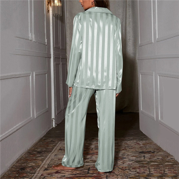 "Elegante zijden pyjama set met streepjespatroon, zijdezachte textuur, comfortabele pasvorm, ideaal voor luxe avonden thuis."