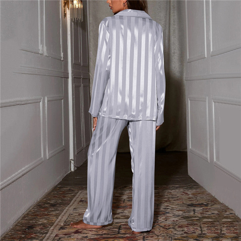 "Elegante zijden pyjama set met streepjespatroon, zijdezachte textuur, comfortabele pasvorm, ideaal voor luxe avonden thuis."