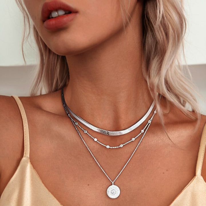 "Elegante zilveren drievoudige ketting van 925 sterling zilver, minimalistisch ontwerp, geschikt voor elke gelegenheid."