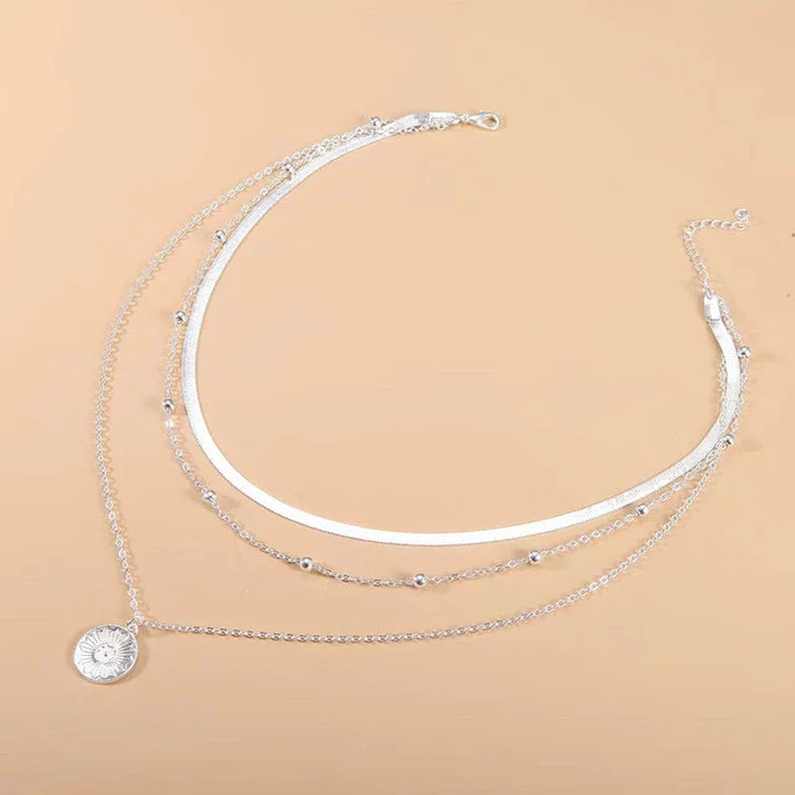 "Elegante zilveren drievoudige ketting van 925 sterling zilver, minimalistisch ontwerp, geschikt voor elke gelegenheid."