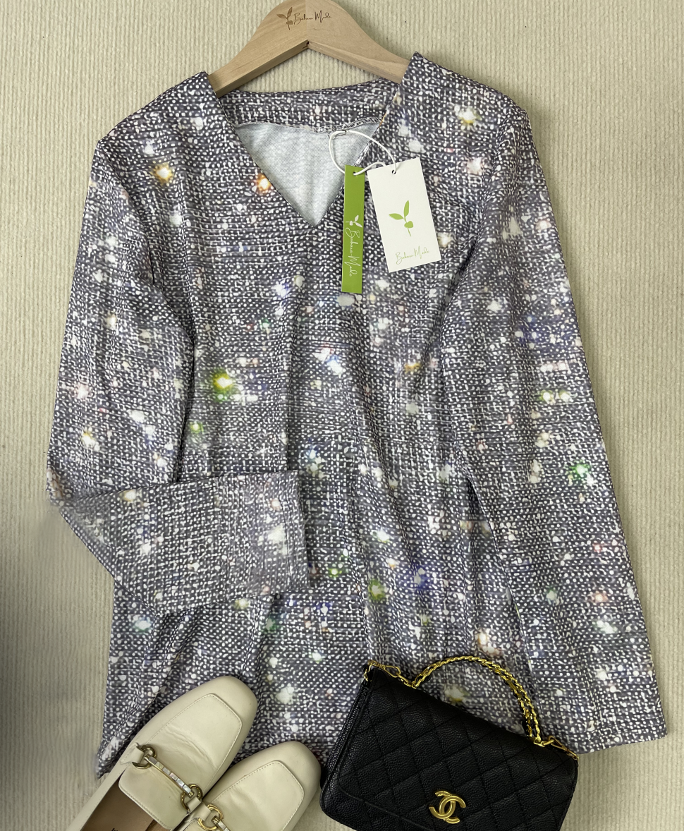 Elegante zilveren glittertop voor dames met V-hals en lange mouwen, uitstekende keuze voor feesten en avondjes uit.