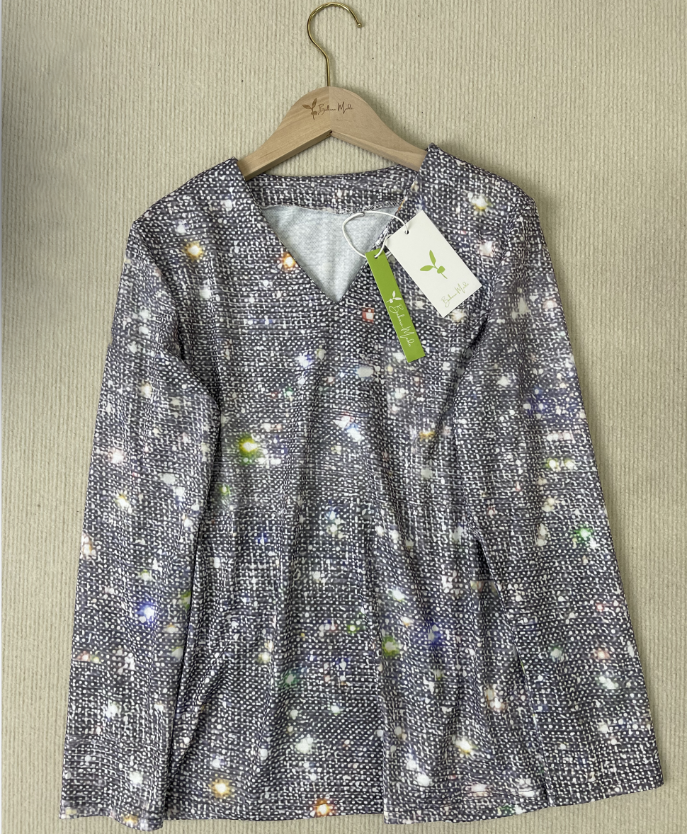 Elegante zilveren glittertop voor dames met V-hals en lange mouwen, uitstekende keuze voor feesten en avondjes uit.