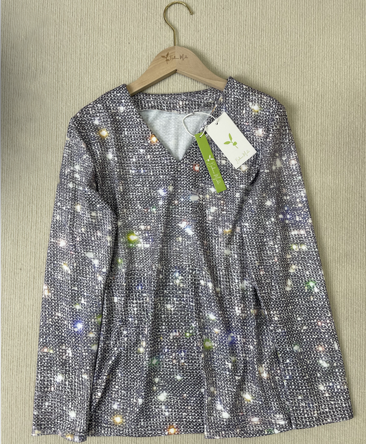 Elegante zilveren glittertop voor dames met V-hals en lange mouwen, uitstekende keuze voor feesten en avondjes uit.