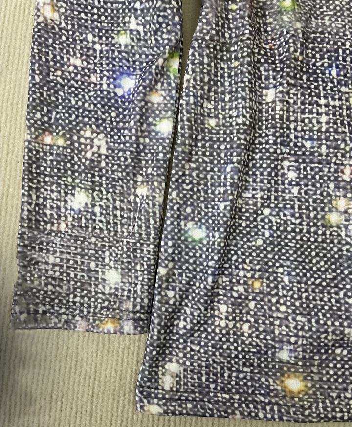Elegante zilveren glittertop voor dames met V-hals en lange mouwen, uitstekende keuze voor feesten en avondjes uit.