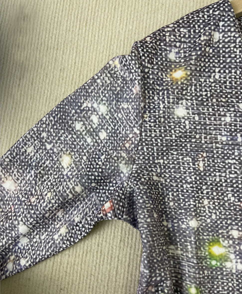 Elegante zilveren glittertop voor dames met V-hals en lange mouwen, uitstekende keuze voor feesten en avondjes uit.