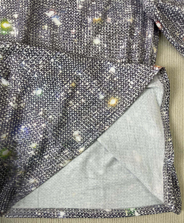 Elegante zilveren glittertop voor dames met V-hals en lange mouwen, uitstekende keuze voor feesten en avondjes uit.