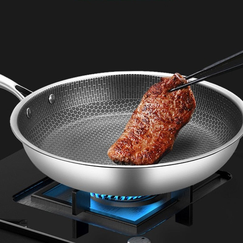 "Elegante zilverkleurige RVS koekenpan, 28 cm met anti-aanbaklaag, hittebestendige handgreep, gelijkmatige warmteverdeling."