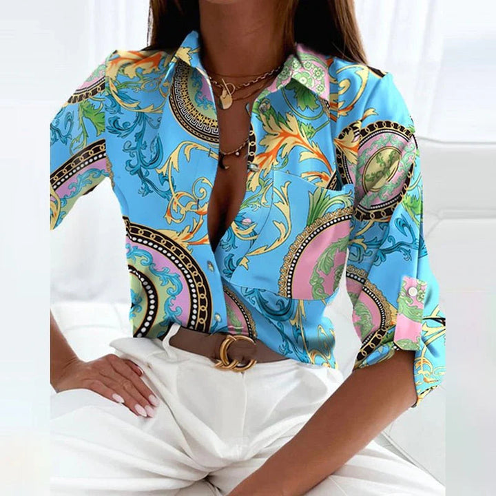 "Elegante zomerblouse dames met witte letters op donkere stof, lichte en ademende top voor een stijlvolle zomerlook."