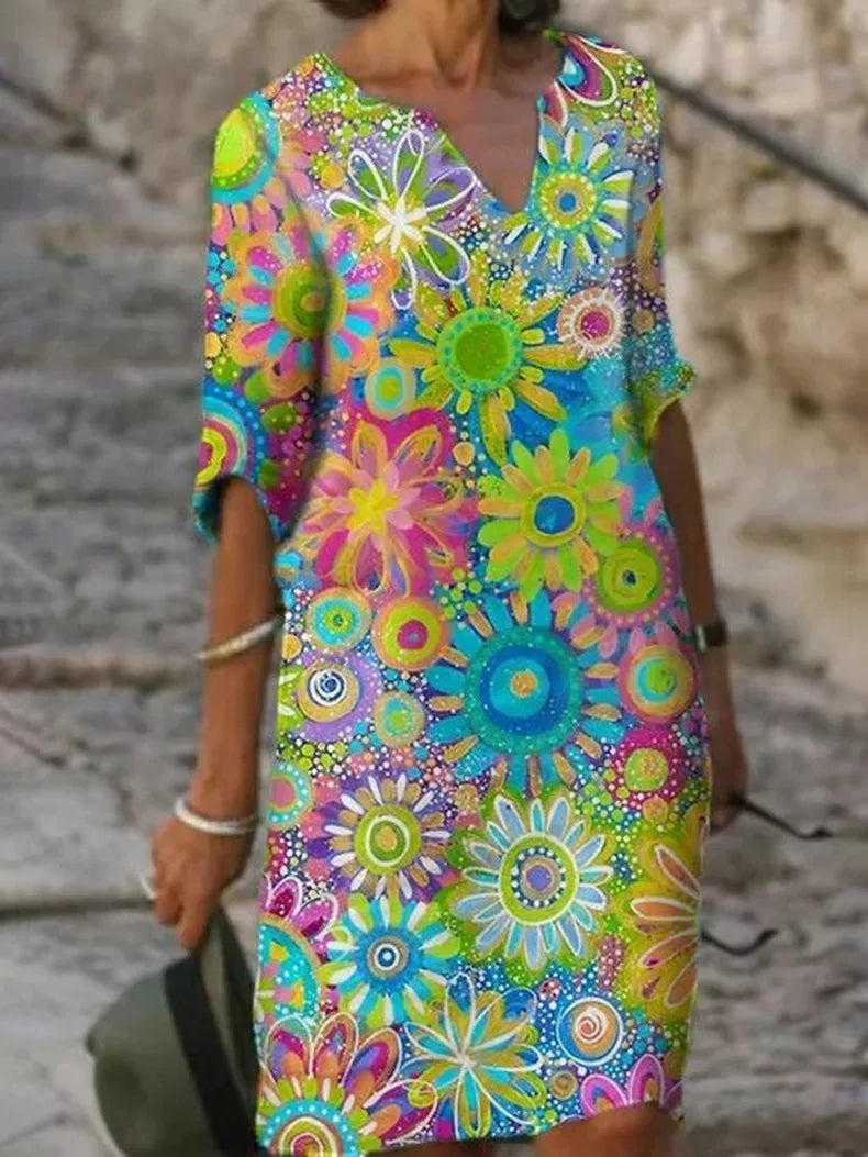 "Elegante zomerjurk dames met levendige bloemenprint en halve mouwen, luchtige stof ideaal voor warme dagen"