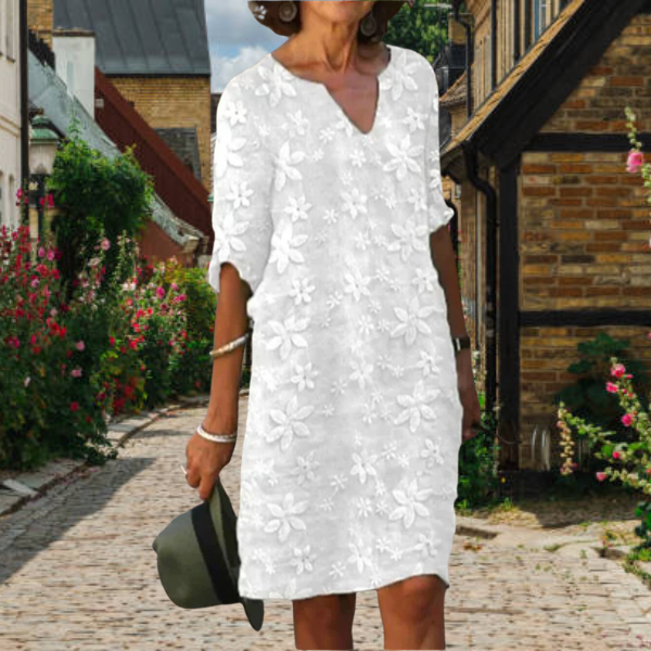 "Elegante zomerjurk met bloemenprint, V-hals en halflange mouwen, perfect voor dames in warme seizoenen."