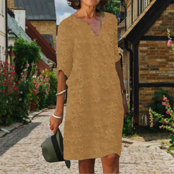 "Elegante zomerjurk met bloemenprint, V-hals en halflange mouwen, perfect voor dames in warme seizoenen."