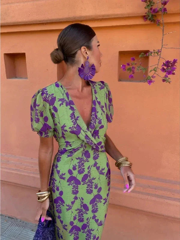 Elegante zomerjurk met print, V-hals, korte pofmouwen. Luchtig ontwerp, moderne uitstraling, ideaal voor zomerse dagen.