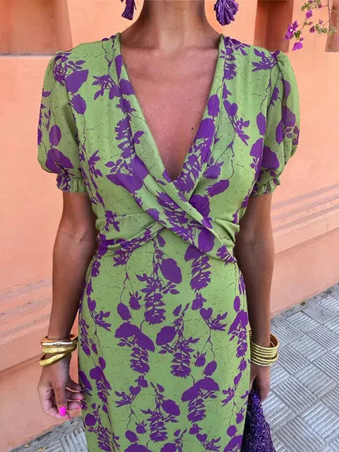 Elegante zomerjurk met print, V-hals, korte pofmouwen. Luchtig ontwerp, moderne uitstraling, ideaal voor zomerse dagen.