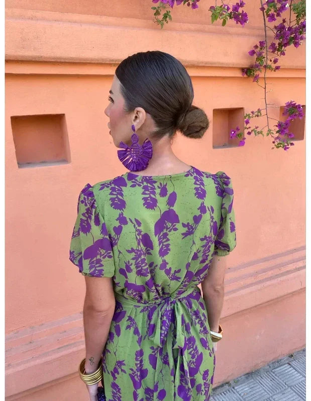 Elegante zomerjurk met print, V-hals, korte pofmouwen. Luchtig ontwerp, moderne uitstraling, ideaal voor zomerse dagen.