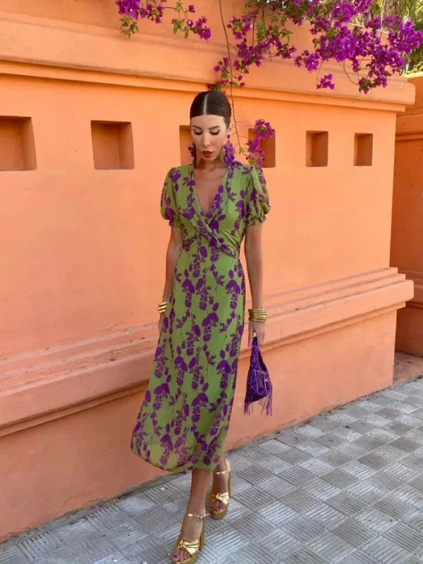 Elegante zomerjurk met print, V-hals, korte pofmouwen. Luchtig ontwerp, moderne uitstraling, ideaal voor zomerse dagen.