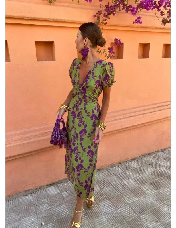 Elegante zomerjurk met print, V-hals, korte pofmouwen. Luchtig ontwerp, moderne uitstraling, ideaal voor zomerse dagen.