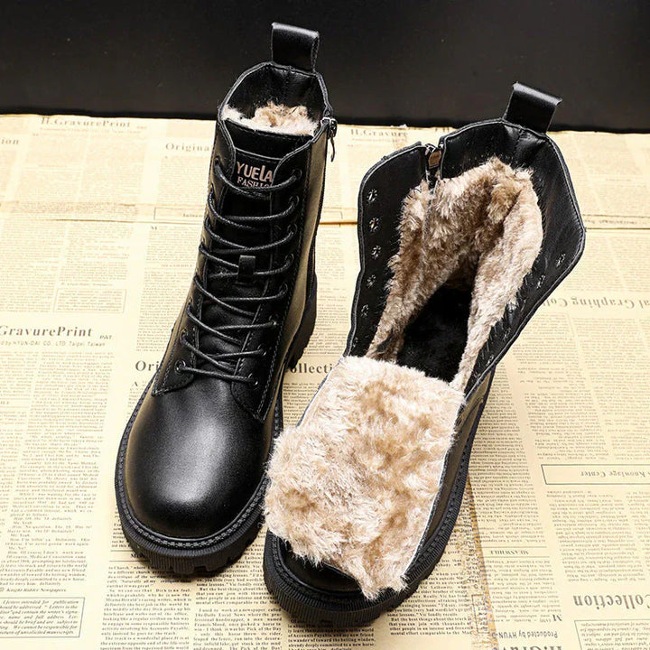 "Elegante zwarte leren winterlaarzen voor dames met zachte suede en wolvoering, perfect voor stijl en comfort in de winter."