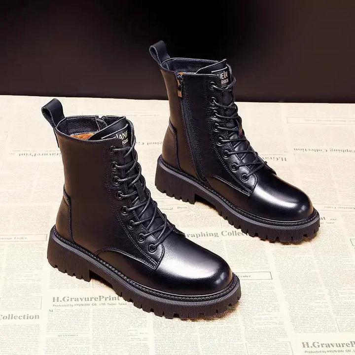 "Elegante zwarte leren winterlaarzen voor dames met zachte suede en wolvoering, perfect voor stijl en comfort in de winter."