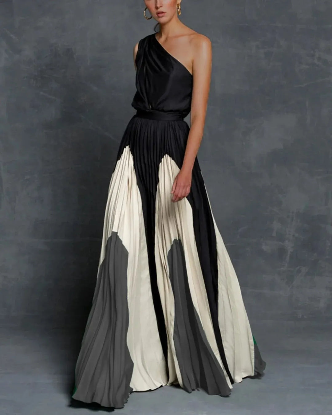 "Elegante zwarte maxi-jurk met één schouder; soepel vallend voor speciale gelegenheden. Perfecte damesjurk voor een verfijnde