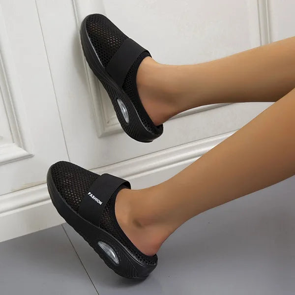 "Elegante zwarte orthopedische dames slippers met ademend ontwerp en lichtgewicht zool voor comfort en stijl."
