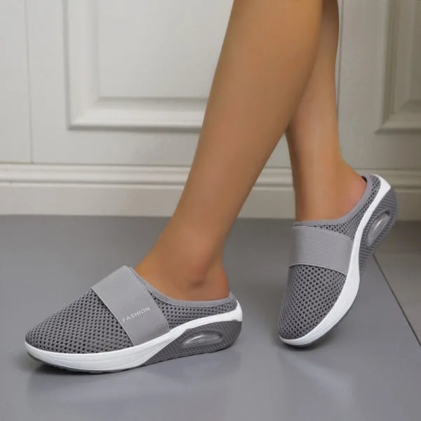 "Elegante zwarte orthopedische dames slippers met ademend ontwerp en lichtgewicht zool voor comfort en stijl."