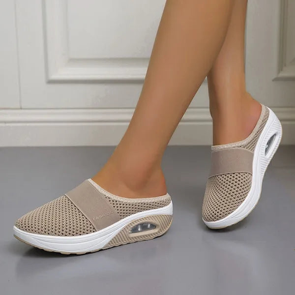 "Elegante zwarte orthopedische dames slippers met ademend ontwerp en lichtgewicht zool voor comfort en stijl."
