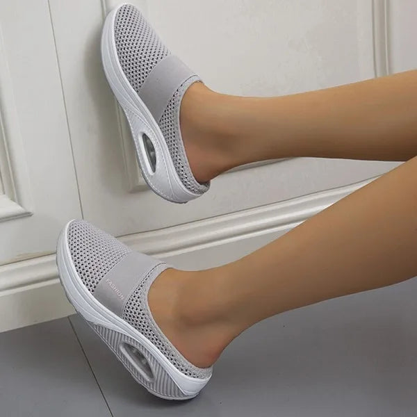 "Elegante zwarte orthopedische dames slippers met ademend ontwerp en lichtgewicht zool voor comfort en stijl."